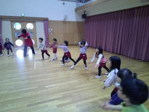 掛け声を言いながら体を動かしています
