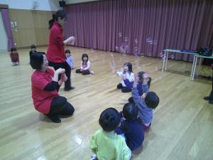 しゃぼん玉に大喜びの子どもたちです