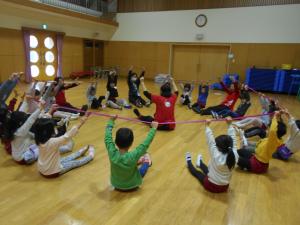5歳児チューブの動きを楽しんでいます