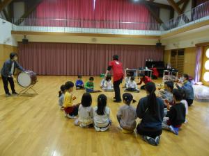 5歳児みんなで楽器遊び