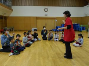 5歳児音楽に合わせて遊ぶ様子