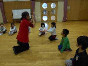 5歳児先生にシャボン玉を届けてもらっています