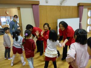 5歳児先生とハイタッチ