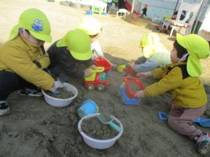 車の玩具で遊んでいます