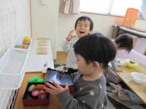 おせち料理を作っている。