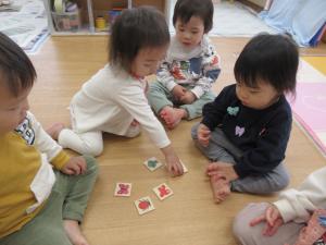 かるたをしている。