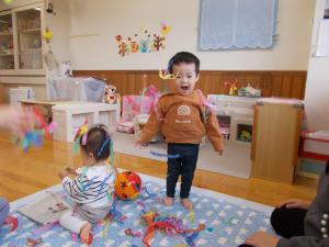 破った紙を投げて喜んでいます