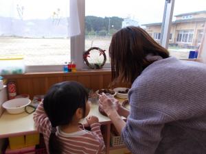 クリスマスリース作りをしています