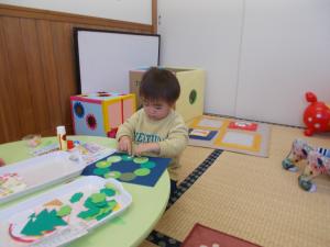 1歳児クリスマスリースをつくっています
