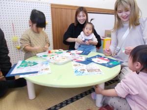 みんなでお話しながら製作中です