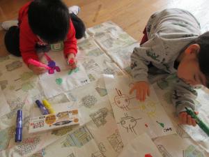 凧あげをつくっている子ども