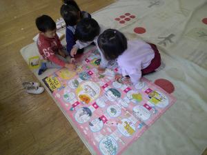 すごろくをしている子ども達