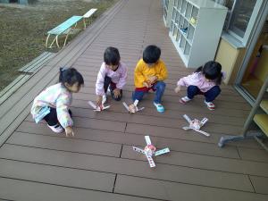 手作りコマで遊ぶ子ども達