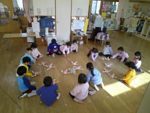 みんなでコマ回しをする4歳児