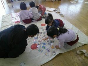 カルタとりをする女の子たち
