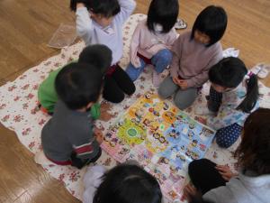 すごろく遊びをする5歳児