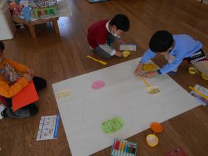 すごろくづくりをする5歳児