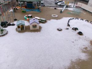 園庭　雪