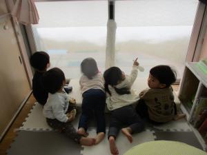 5人で雪を見ている
