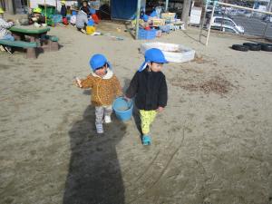 2人でバケツを運ぶ