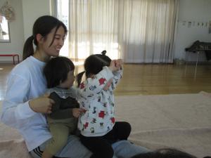 2人でふれあい遊びをしています。