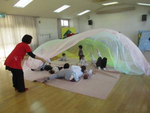 大きなオーガンジーで遊んでいます