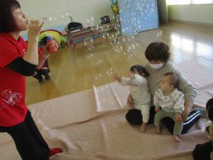 しゃぼん玉で遊んでいます。