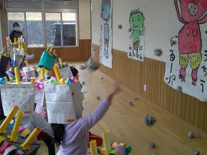 ４歳児廊下豆まき