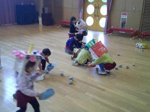 ４歳児豆拾い