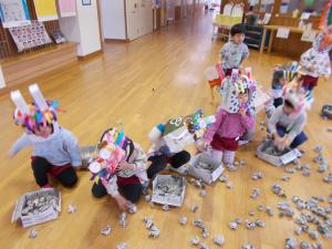 3歳児豆を拾っています