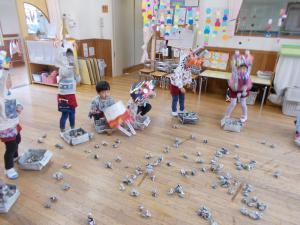 3歳児室内で豆まきしています