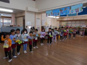 5歳児が部屋で豆まきをしています