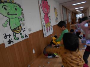 5歳児がかいた鬼に豆をまいています