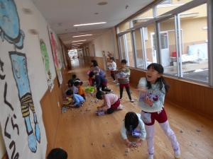 5歳児が豆をまいています