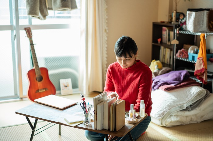 自室で読書する御手洗さん