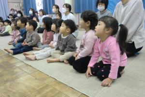 みんな真剣に見ています