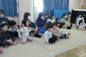 人形劇を見る子ども達