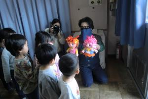 人形に触れて楽しんでいます