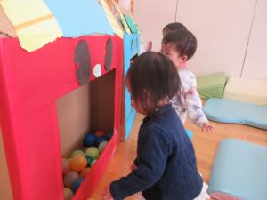 0歳児豆まきをしています