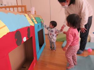 0歳児鬼を撫でています