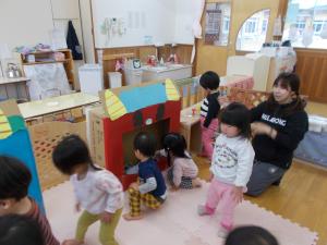 1歳児豆まきを楽しんでいます