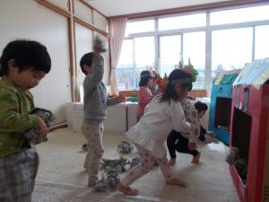 2歳児豆まきを楽しんでいます