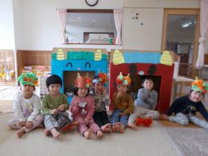 2歳児鬼と一緒に写真撮影をしています
