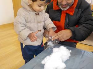 綿を詰めて雪だるまつくり