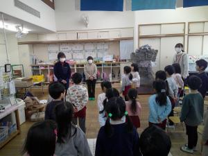 プレゼントを渡しています