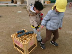 玩具を運んでいます