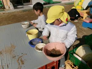 氷をコップに入れています