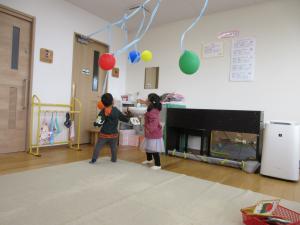 りす組　羽根(風船)つき