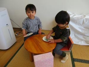 お友達と一緒にコマを回したよ