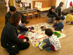 親子でおひなさまをつくる子ども達